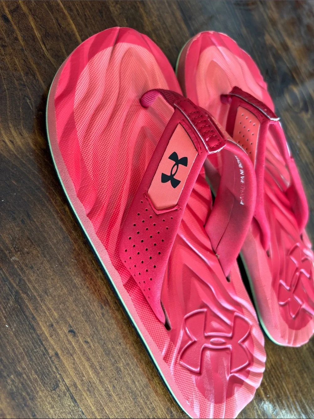 Under Armour Kids Bright red Wave-Textured Flip Flop Sandals - size youth 4